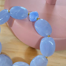 Charger l'image dans la galerie, bracelet Sabrina perles palets ovales acryliques colorées bleu élastique