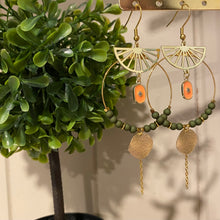 Charger l&#39;image dans la galerie, Boucles d&#39;oreilles Marina Créole et perles pêche et kaki