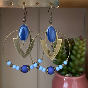 Boucles d'oreilles Lola bronze créoles navettes et perles bleu marine ciel
