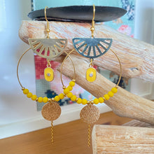 Charger l'image dans la galerie, Boucles d'oreilles Maria dorées Créole sequin et perles jaune