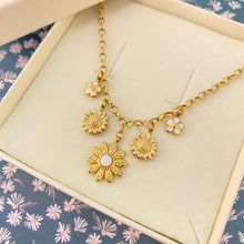 Charger l'image dans la galerie, Collier fleuri Flora blanc acier inox