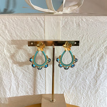 Charger l'image dans la galerie, Clous d'oreilles Teresa - Fleur et tissage turquoise