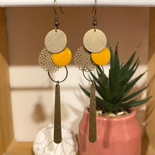 Charger l&#39;image dans la galerie, Boucles d&#39;oreilles Elena bronze jaune moutarde