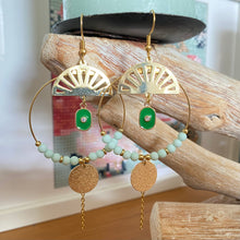 Charger l'image dans la galerie, Boucles d'oreilles Maria dorées Créole sequin vert Brésil  perles vert pastel
