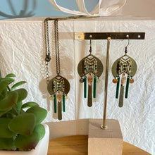 Charger l'image dans la galerie, Sautoir et boucles d'oreilles Gaïa - Tissage perles semi-précieuses agate mousse et miyuki délica dorées vert sapin