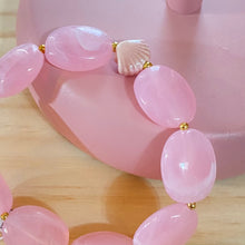 Charger l'image dans la galerie, bracelet Sabrina perles palets ovales acryliques colorées rose élastique