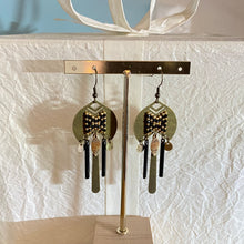 Charger l'image dans la galerie, Boucles d'oreilles Gaïa - Tissage perles semi-précieuses  spinelle noire et miyuki délica dorées noir