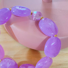 Charger l'image dans la galerie, bracelet Sabrina perles palets ovales acryliques colorées violet élastique