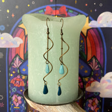 Charger l'image dans la galerie, Boucles d'oreilles Séréna Torsade bronze gouttes émaillées bleu ciel bleu canard