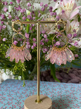 Charger l&#39;image dans la galerie, Boucles d&#39;oreilles Hortensia Pétales rose transparent irisé