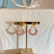 Charger l'image dans la galerie, Clous d'oreilles Teresa - Fleur et tissage rose