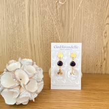Charger l'image dans la galerie, Boucles d'oreilles Kamala Pierre blue sand stone et nacre triskell