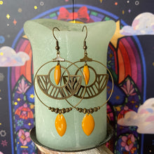 Charger l'image dans la galerie, Boucles d'oreilles Gabriella Créoles jungle navette émaillée jaune moutarde