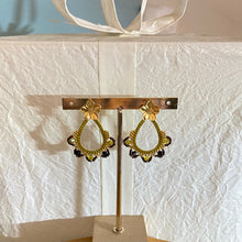 Charger l'image dans la galerie, Clous d'oreilles Teresa - Fleur et tissage vert olive lime satin