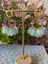 Charger l&#39;image dans la galerie, Boucles d&#39;oreilles Hortensia Pétales turquoise transparent irisé