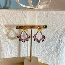 Charger l'image dans la galerie, Clous d'oreilles Teresa - Fleur et tissage rose fushia