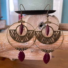 Charger l'image dans la galerie, Boucles d'oreilles Gabriella Créoles jungle bronze navette émaillée prune