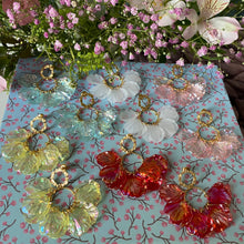 Charger l&#39;image dans la galerie, Boucles d&#39;oreilles Hortensia Pétales colorés