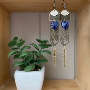 Boucles d'oreilles Tatiana pendentif laurier laurier et goutte émaillée bleu marine