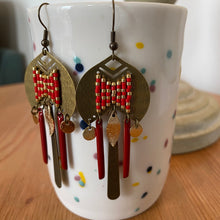 Charger l'image dans la galerie, Boucles d'oreilles Gaïa - Bâtonnets rouge et tissage perles miyuki délica or et rouge