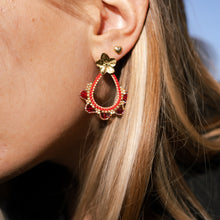 Charger l'image dans la galerie, Clous d'oreilles Teresa - Fleur et tissage rouge siam