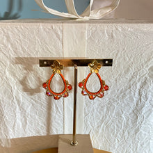 Charger l'image dans la galerie, Clous d'oreilles Teresa - Fleur et tissage orange hyacinth