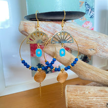 Charger l'image dans la galerie, Boucles d'oreilles Maria dorées Créole sequin bleu ciel perles bleu électrique