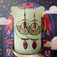 Charger l'image dans la galerie, Boucles d'oreilles Gabriella Créoles jungle navette émaillée prune