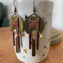 Charger l'image dans la galerie, Boucles d'oreilles Gaïa - Bâtonnets prune et yissage perles miyuki délica or et vieux rose