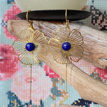 Charger l'image dans la galerie, Boucles d'oreilles minna fleur cabochon pierre lapis lazuli