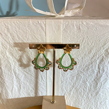 Charger l'image dans la galerie, Clous d'oreilles Teresa - Fleur et tissage vert fiji erinite