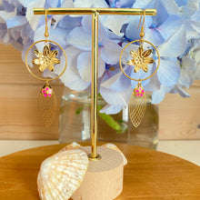 Charger l'image dans la galerie, Boucles d'oreilles Flora petite fleur émaillée rose
