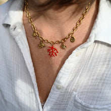 Charger l'image dans la galerie, Collier Mila acier inox doré chaine cordage corail rouge poissons et coquillages