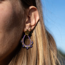 Charger l'image dans la galerie, Clous d'oreilles Teresa - Fleur et tissage violet anmone cyclamen opal amethyst