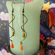 Charger l'image dans la galerie, Boucles d'oreilles Séréna Torsade bronze gouttes émaillées kaki orange