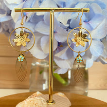 Charger l'image dans la galerie, Boucles d'oreilles Flora petite fleur émaillée turquoise