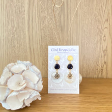 Charger l'image dans la galerie, Boucles d'oreilles Kamala Pierre blue sand stone et nacre fleur