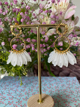 Charger l&#39;image dans la galerie, Boucles d&#39;oreilles Hortensia Pétales blanc givré