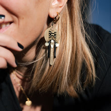 Charger l'image dans la galerie, Boucles d'oreilles Gaïa - Tissage perles semi-précieuses spinelle noire et miyuki délica noir