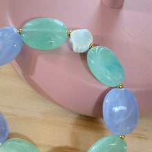 Charger l'image dans la galerie, bracelet Sabrina perles palets ovales acryliques colorées vert et bleu élastique