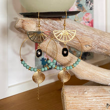 Charger l'image dans la galerie, Boucles d'oreilles Maria Créole sequin noir perles vert eucalyptus