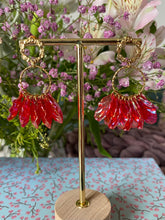 Charger l&#39;image dans la galerie, Boucles d&#39;oreilles Hortensia Pétales rouge transparent irisé