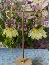 Charger l&#39;image dans la galerie, Boucles d&#39;oreilles Hortensia Pétales jaune transparent irisé