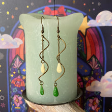 Charger l'image dans la galerie, Boucles d'oreilles Séréna Torsade bronze gouttes émaillées crème vert brésil