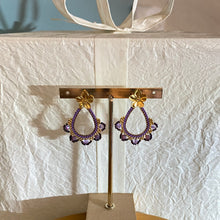 Charger l'image dans la galerie, Clous d'oreilles Teresa - Fleur et tissage violet cyclamen opal amethyst