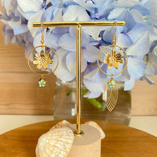 Charger l'image dans la galerie, Boucles d'oreilles Flora petite fleur émaillée bleu ciel
