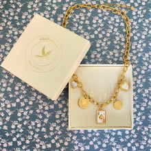 Charger l'image dans la galerie, Collier Enora carte as de pique et médaille Queen Elisabeth