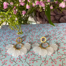 Charger l&#39;image dans la galerie, Boucles d&#39;oreilles puces Hortensia Pétales blanc givré