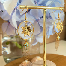 Charger l'image dans la galerie, Boucles d'oreilles Flora  acier inox doré petite fleur émaillée turquoise