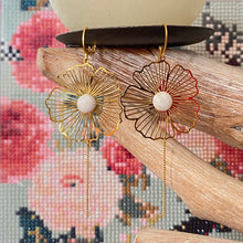 Charger l'image dans la galerie, Boucles d'oreilles minna fleur cabochon pierre pierre de lune